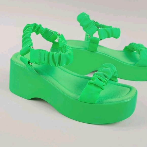 ❌️SOLD❌️ Neon green platform sandals NEW Womens size 9 - Picture 4 of 5